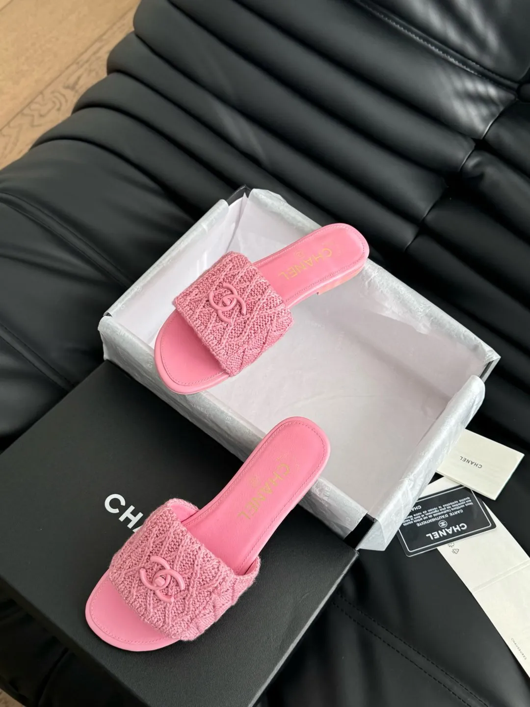 👟👟Ex-factory price 400👟👟 Chanel 25C new schoolbag buckle slippers, return of the classic schoolbag buckle design, special vintage, full of retro flavor, loafers have also grown to aesthetics, upper cowhide, lining sheepskin, original outsole Size: 35-39 40 41 42 Customized, non-refundable and non-exchangeable
